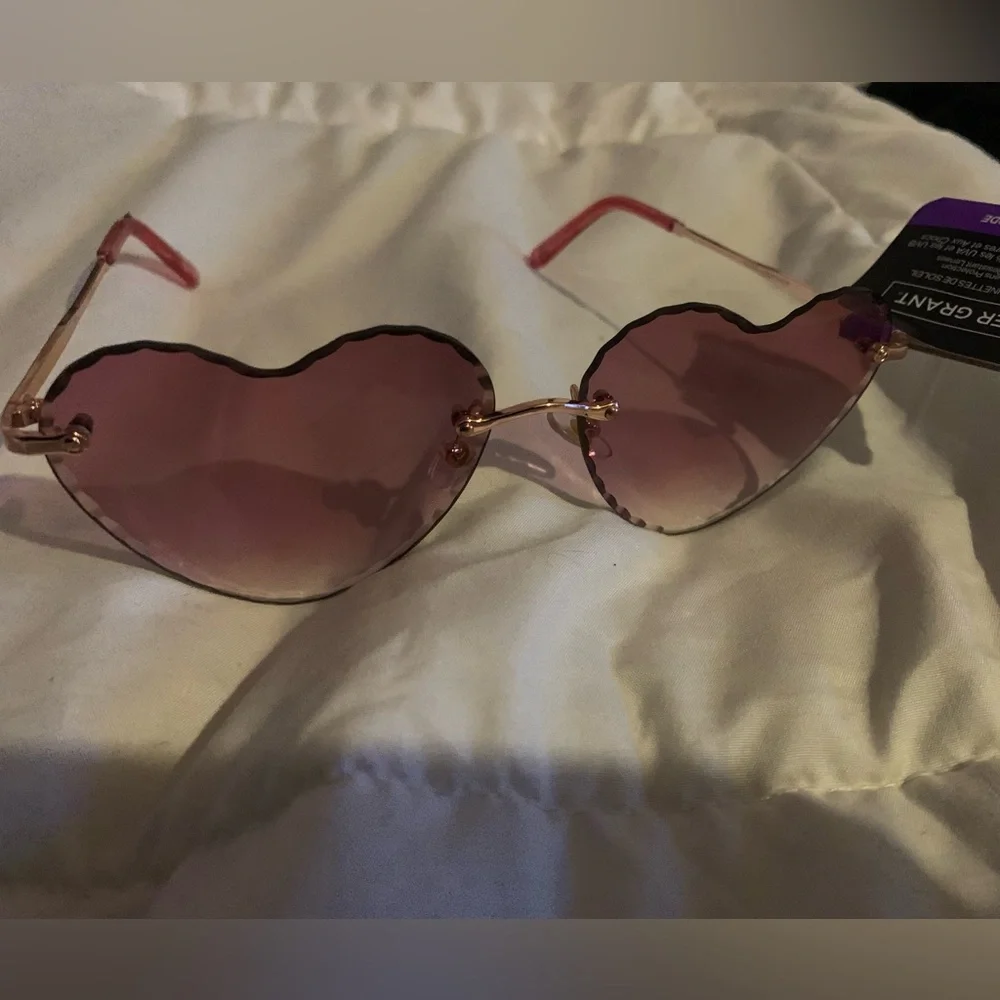 Foster Grant Translucent Pink Heart Sunglasses NWT beveled edge lenses